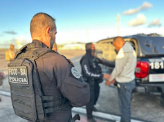 Casal preso na Bolívia por ligação com facção que atua em Conquista e Jequié é transferido para a Bahia