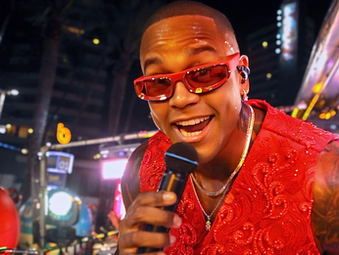 Léo Santana arrasta multidão no Pipoco, prévia do Carnaval de Salvador