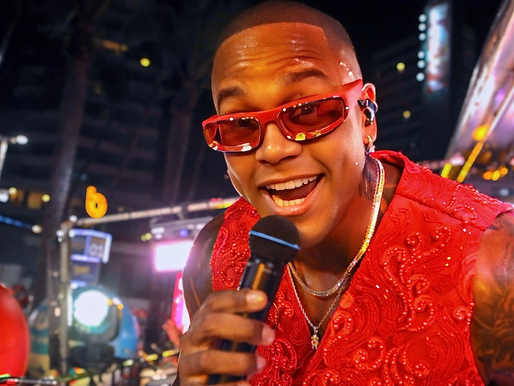 Léo Santana arrasta multidão no Pipoco, prévia do Carnaval de Salvador