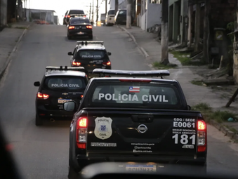 TERROR NA BAHIA: Criminosos divulgam vídeo jogando futebol com cabeça de homem decapitado em Salvador