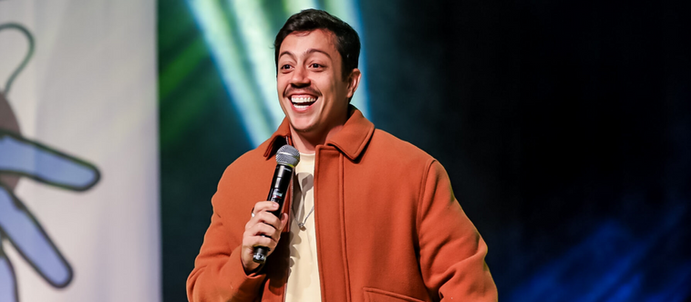 Renato Albani traz nova turnê "A Ignorância é uma Dádiva" a Vitória da Conquista