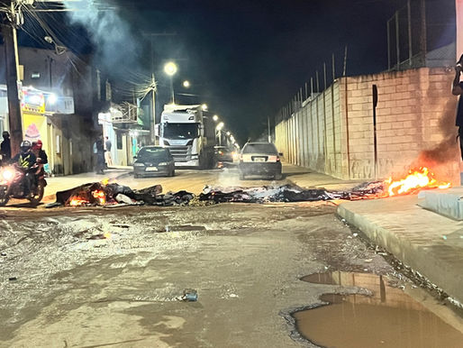 Moradores protestam e queimam pneus por causa de ruas em más condições no Vila Elisa, em Vitória da Conquista