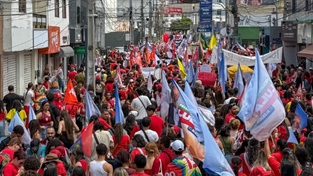 Caminhada reúne professores, estudantes e movimentos sociais em apoio a Lula em Vitória da Conquista