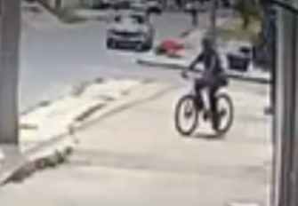 Câmeras flagram ladrão furtando bicicleta à luz do dia no Conveima 1, em Conquista