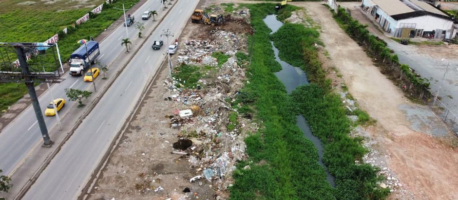 Limpian botadero clandestino en la Ciudadela La Primavera, al norte de Machala