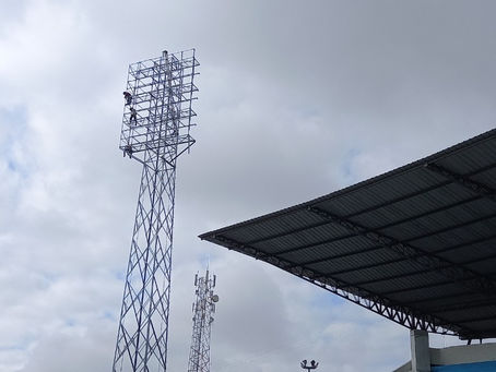 Faltan detalles para culminar la colocación de segunda torre de iluminación en el 9 de Mayo