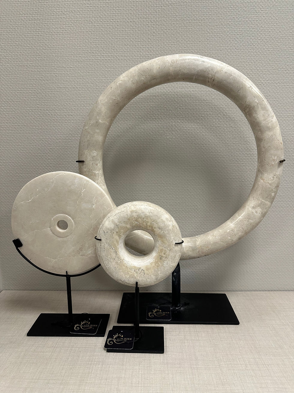 Thumbnail: Open marmeren ring op voet 