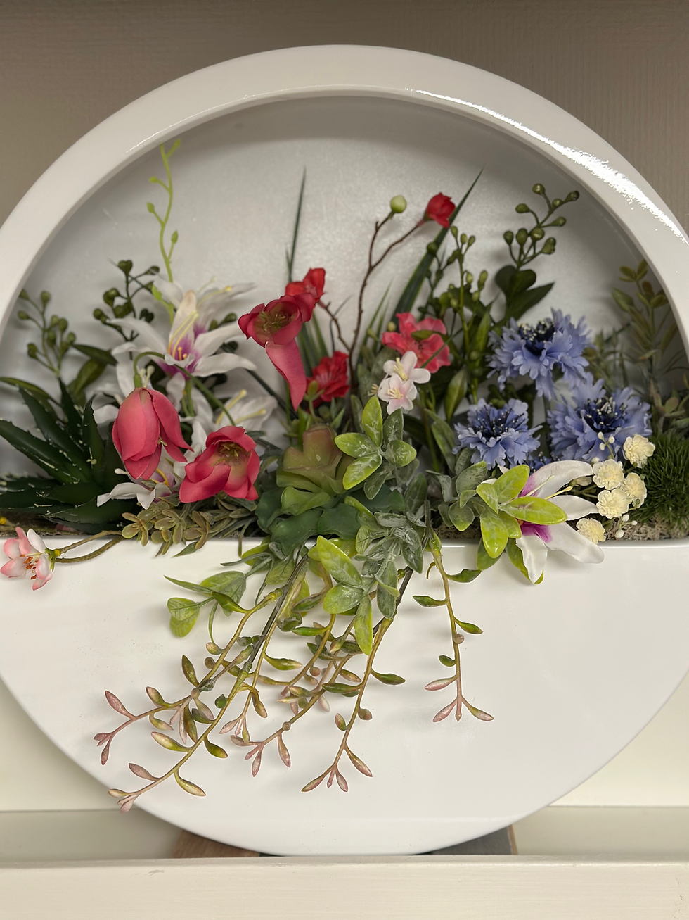 Thumbnail: Hangbak (wit) 40 cm met zijden bloemen 