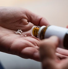 aide soignant et prise de médicaments.webp