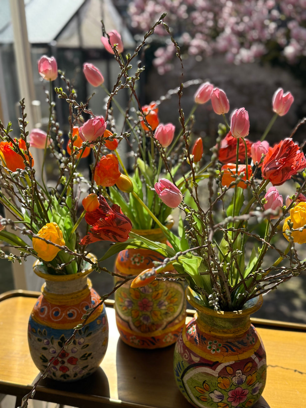 Thumbnail: Indiase handbeschilderde vaas met tulpen 