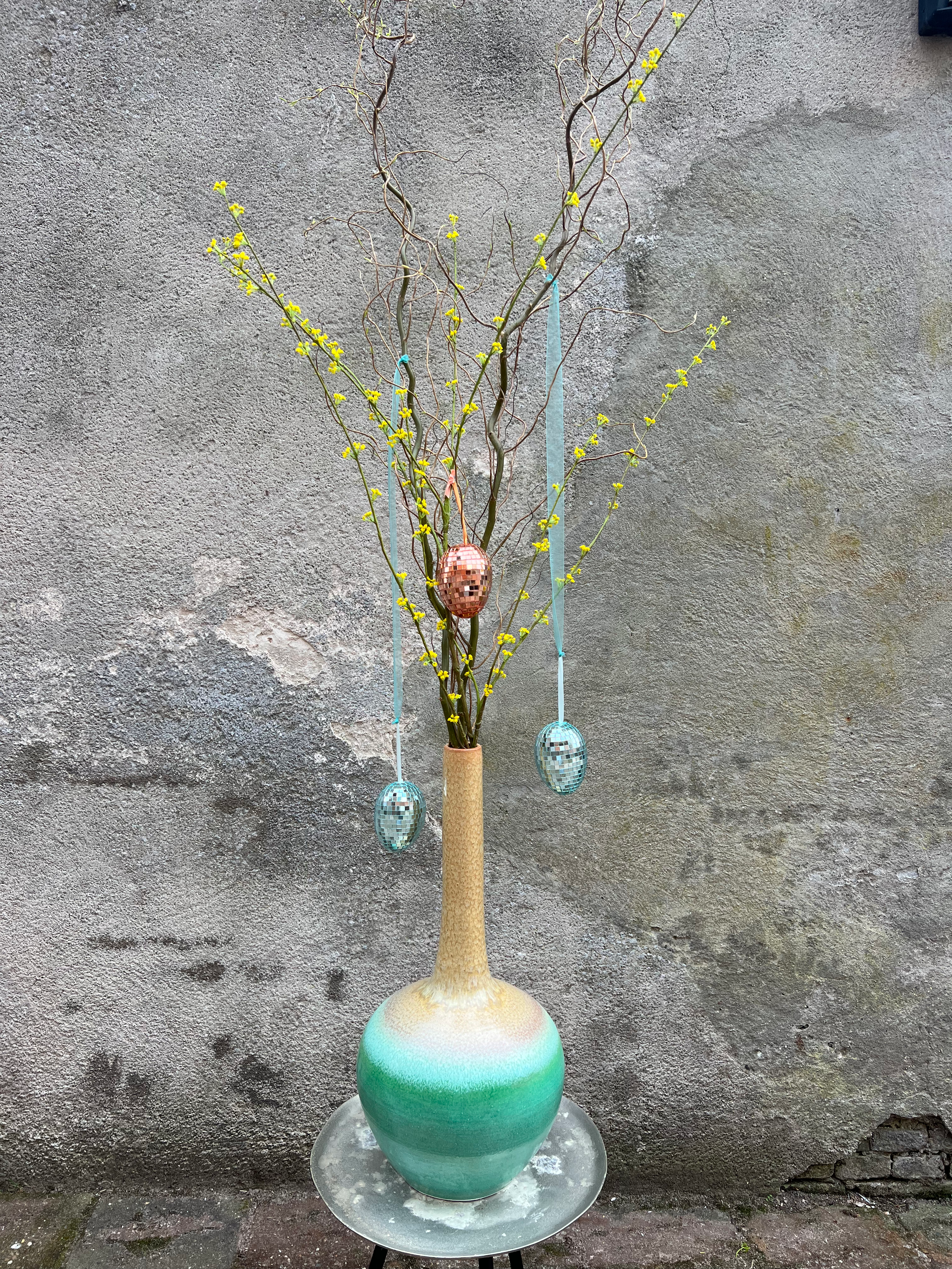 Paas arrangement met zijde - Gele bloesem