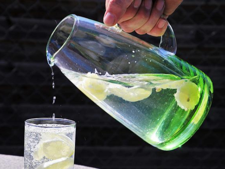 10 Science-Backed Benefits of Lemon-Infused Water