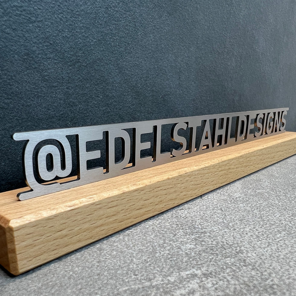 Miniaturbild: Sozial Media Schriftzug auf Holzsockel
