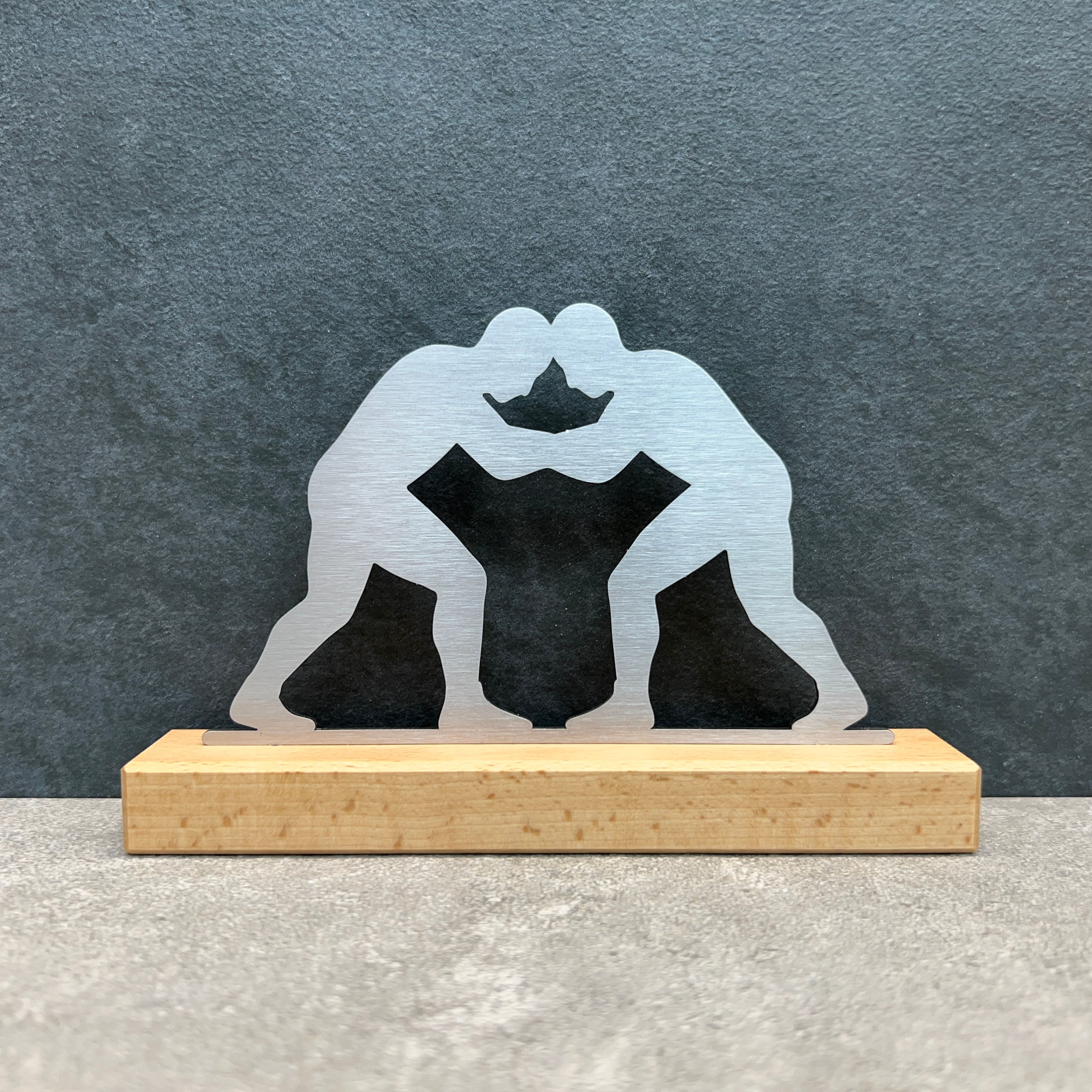 "Ringer stehend" auf Holzsockel