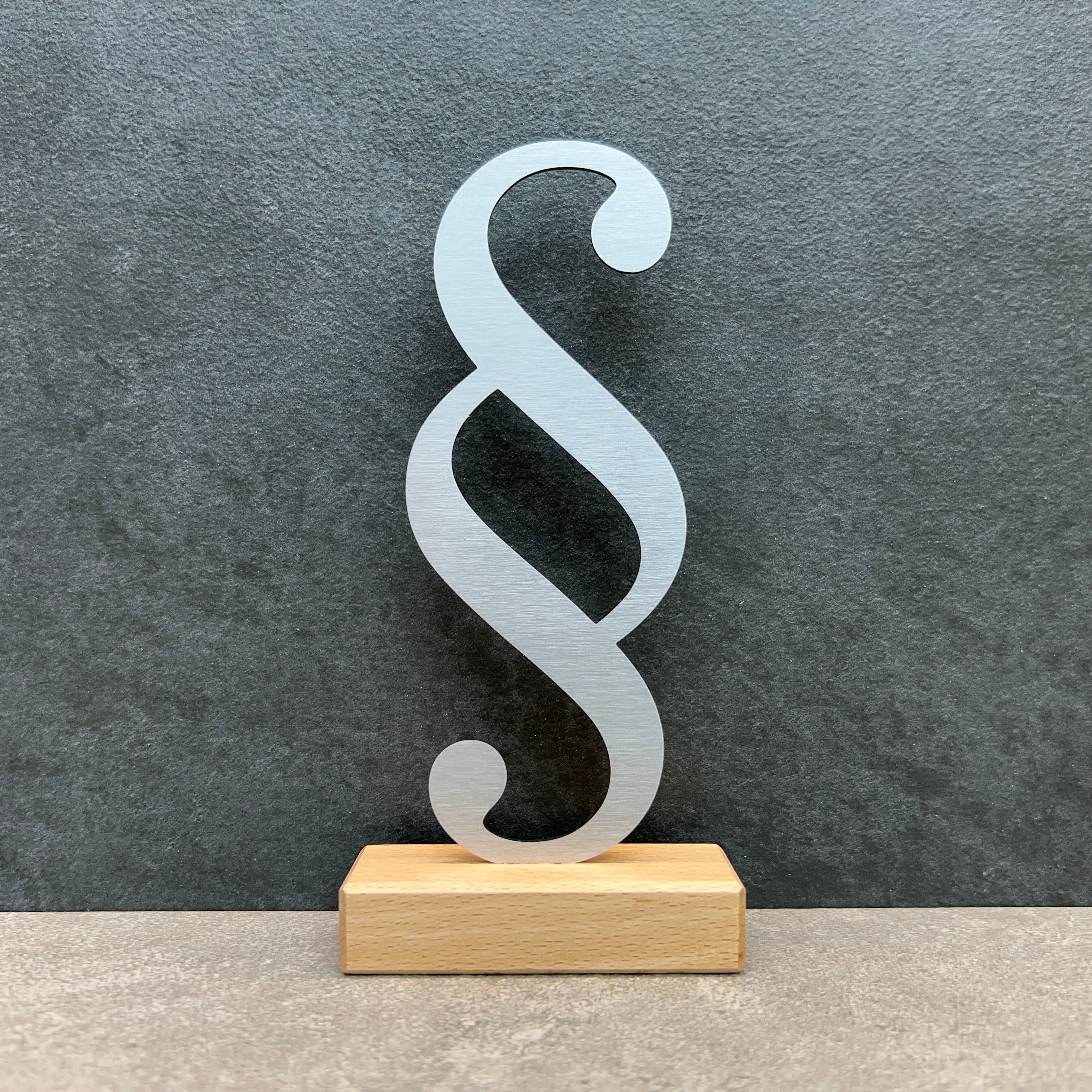 "Paragraph" auf Holzsockel