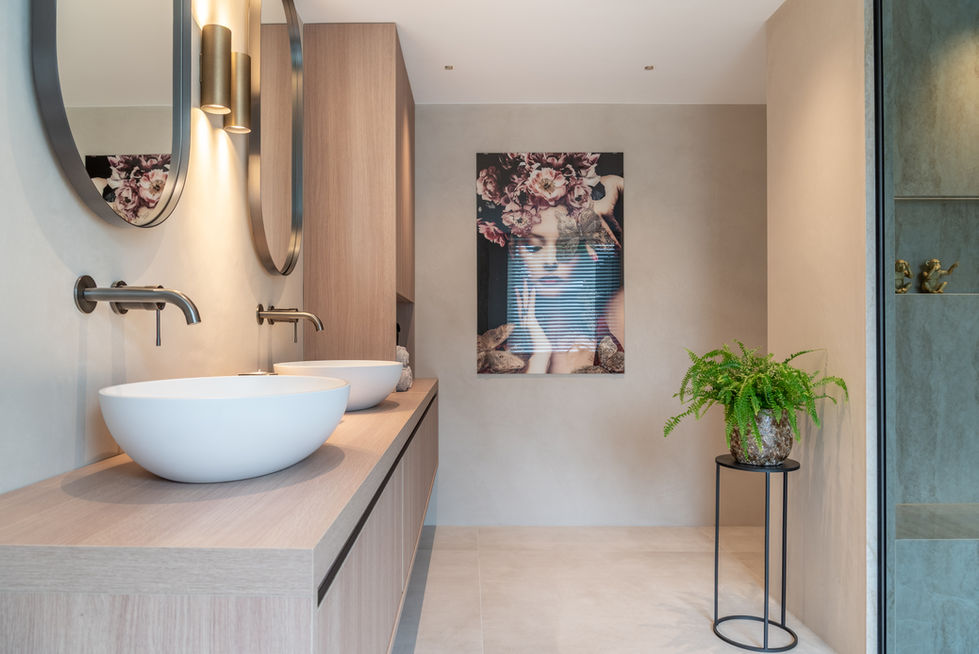 Warm totaal concept , van verouderde jaren 70 woning naar sfeervolle ruim opgezette hedendaagse villa.