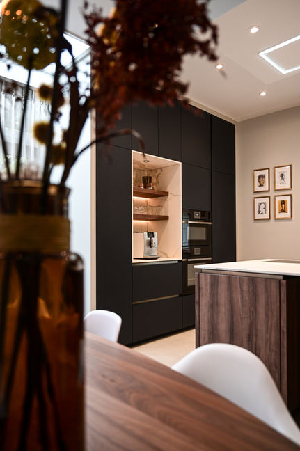 Nachtblauwe maatwerk keuken met notenhout in Tilburg