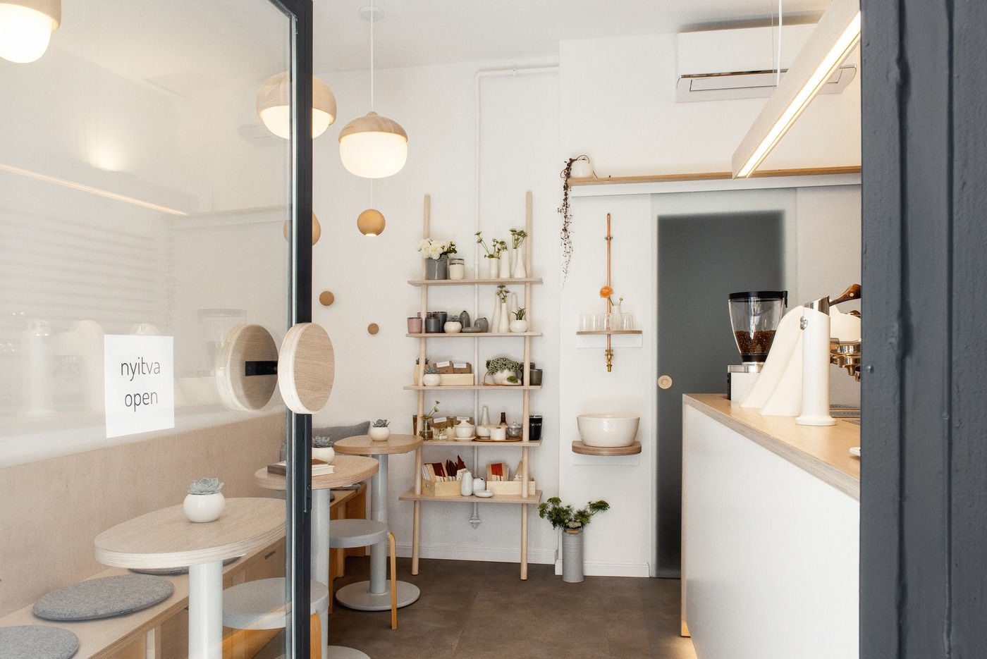 4minutes_cafe_inside.jpeg