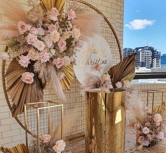 Thumbnail: Gold Round Mesh Arch