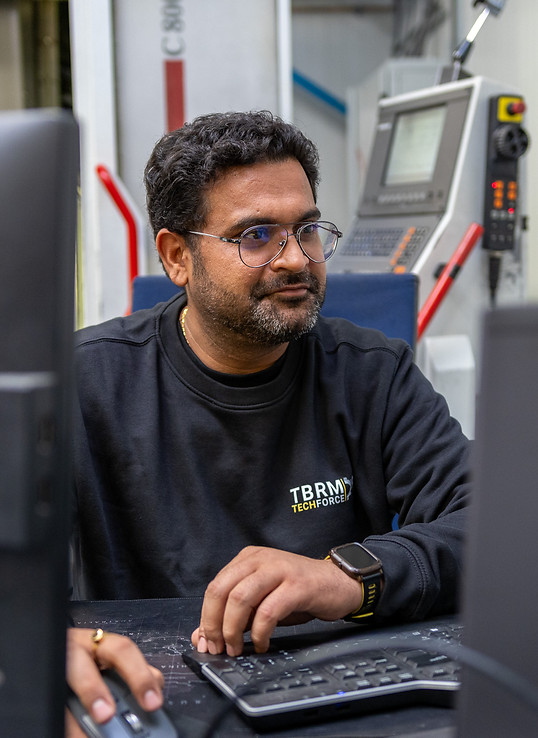 TBRM Techforce medewerker achter de computer die technischce tekeningen maakt