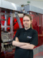 Professionele technicus werkt geconcentreerd aan een industriële machine in een moderne werkplaats