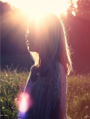 Femme détendue jeûne nature