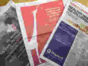 イギリスの年度末である4月5日が近づくと、新聞などの紙面にはその年のISA上限額を使いきってもらおうという金融機関の広告が毎年あふれ、人々に貯蓄について考えさせる機会ともなっている。