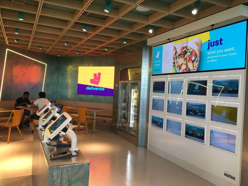 オーダーの際に使う専用端末の画面。写真が豊富でわかりやすい=田嶋麻里江撮影