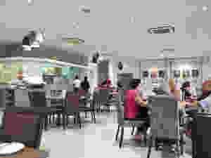 明るく広々としたアート・レストランの店内。テーブル同士の距離感も十分に保たれている