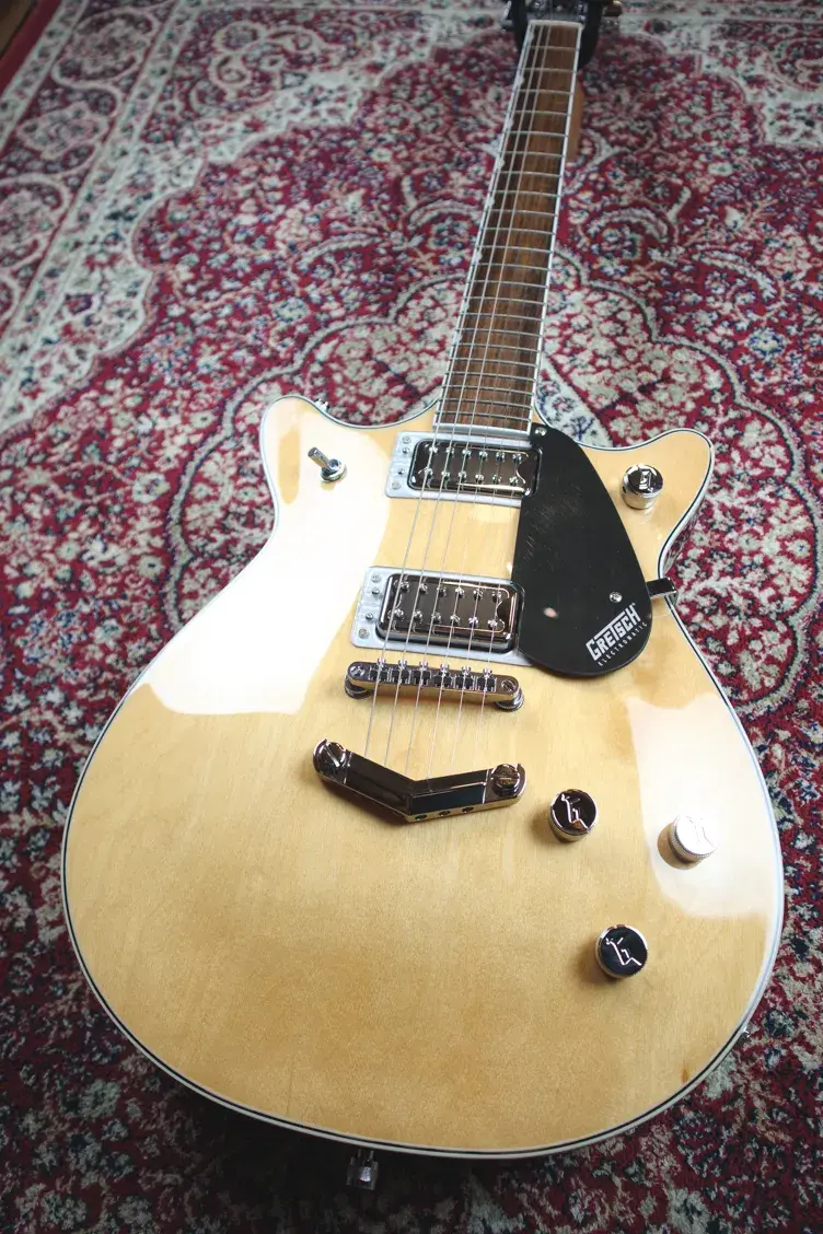 Thumbnail: Angled body shot showing pickup layout and control knobs