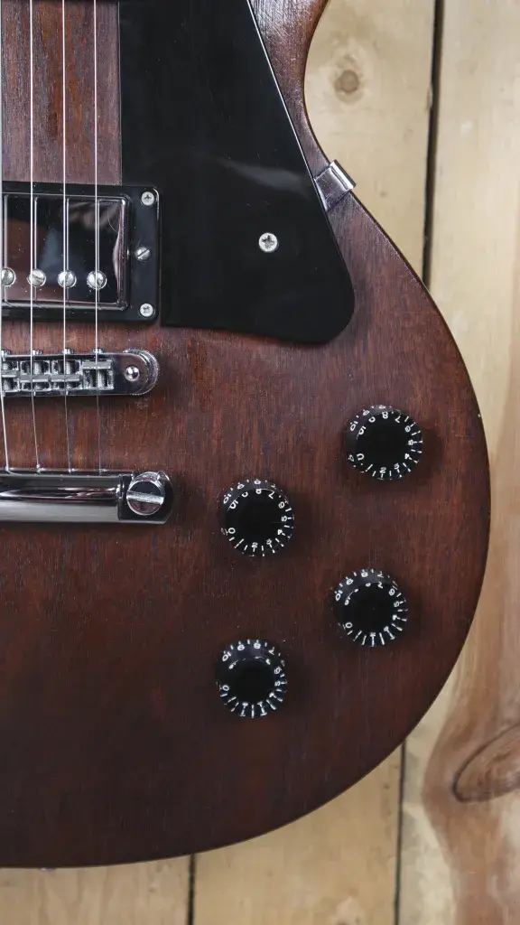 Thumbnail: Close-up of the control dials on the Gibson Les Paul Studio Worn Brown (2005) body.