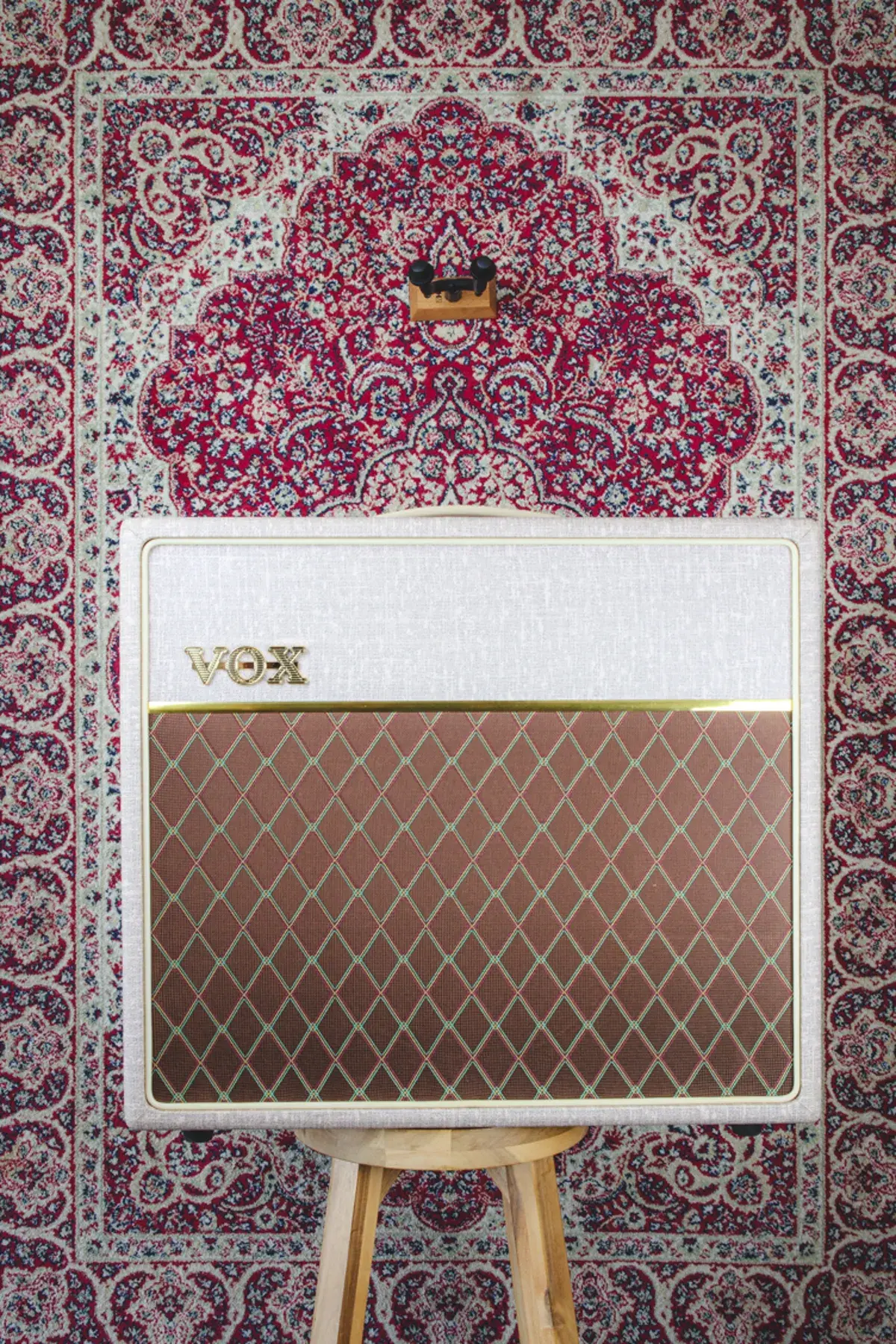 Straight-on front shot of VOX AC15HW1X against rug background