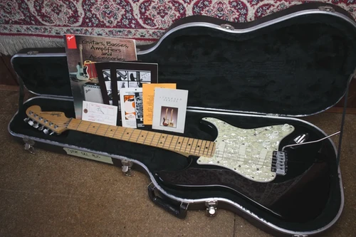 PRELOVED – 1994 Fender USA Stratocaster Deluxe Plus in Mystic