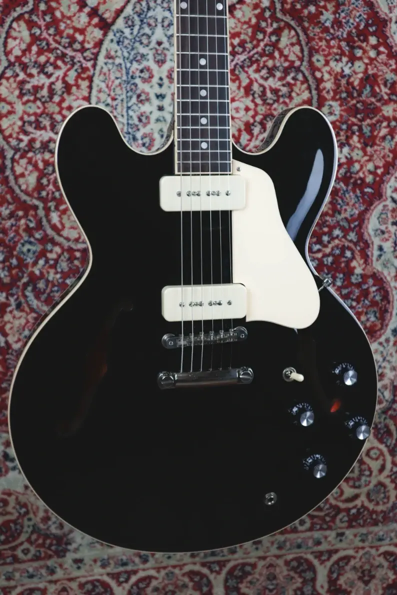 Thumbnail: Gibson ES-335 P90 Ebony 2022 front body close up with controls