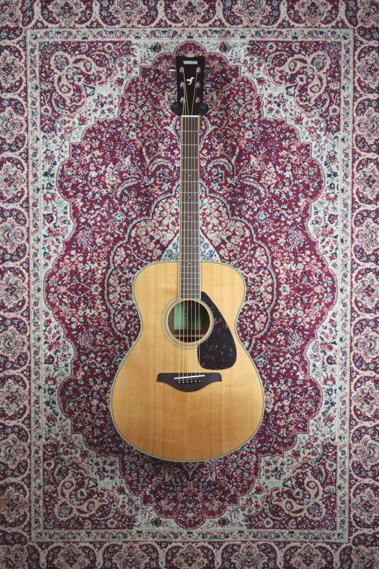 Full front view of Yamaha FS820 acoustic guitar on a Persian-style rug