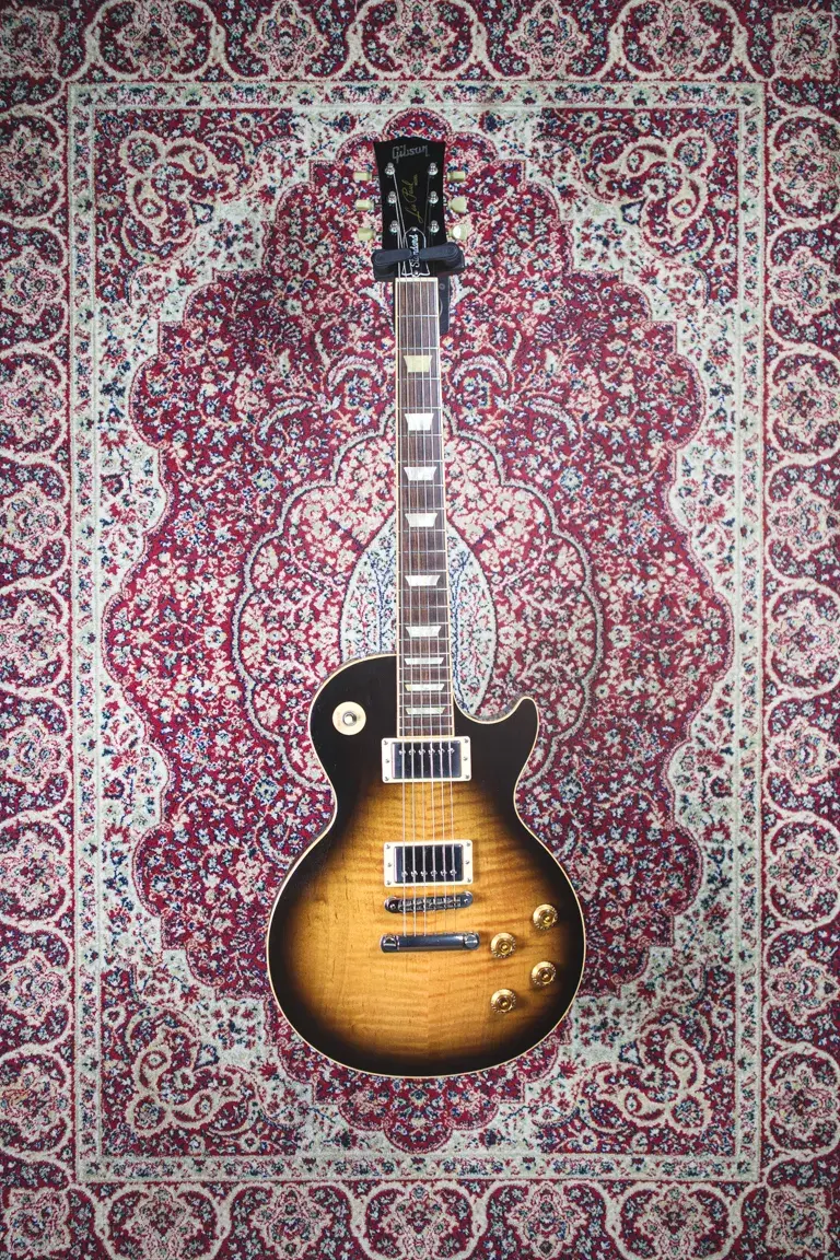 Gibson Les Paul Standard 50s Neck 2005 full front view on patterned rug
