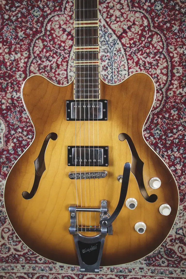 Thumbnail: Hofner Verythin semi hollow body sunburst front close up