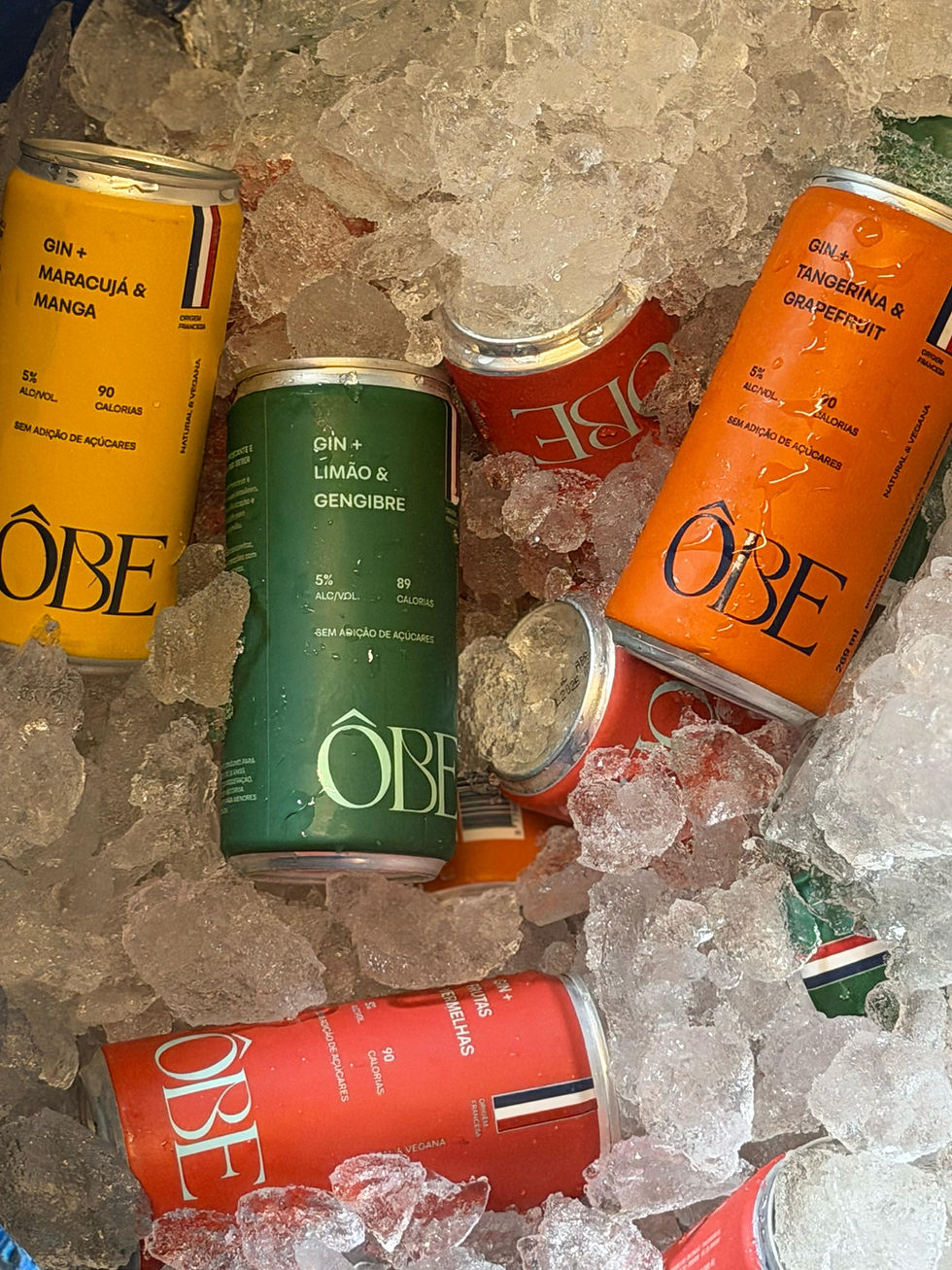 Latas de Ôbe dos quatro sabores no gelo, dentro de um cooler
