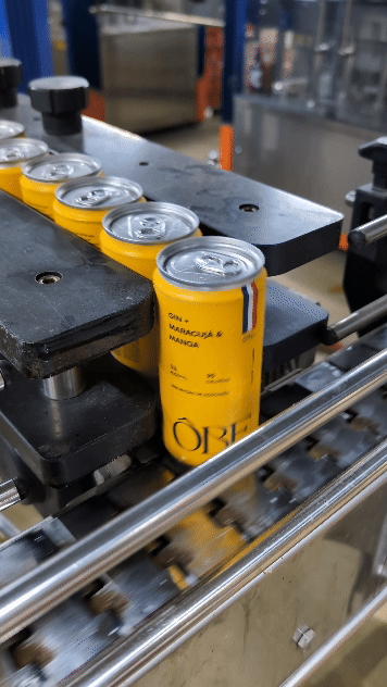 Lata do drink Ôbe sabor Maracujá & Manga sendo produzida na fábrica