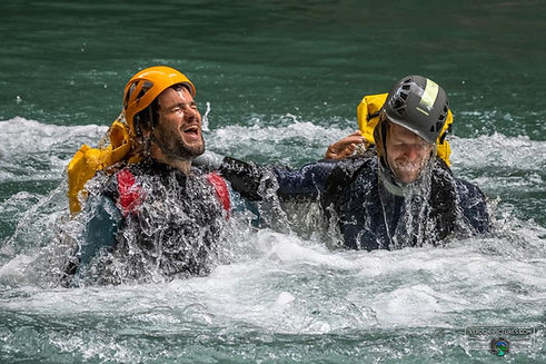 Deux personnes heureuses dans l'eau après avoir explorer un canyon