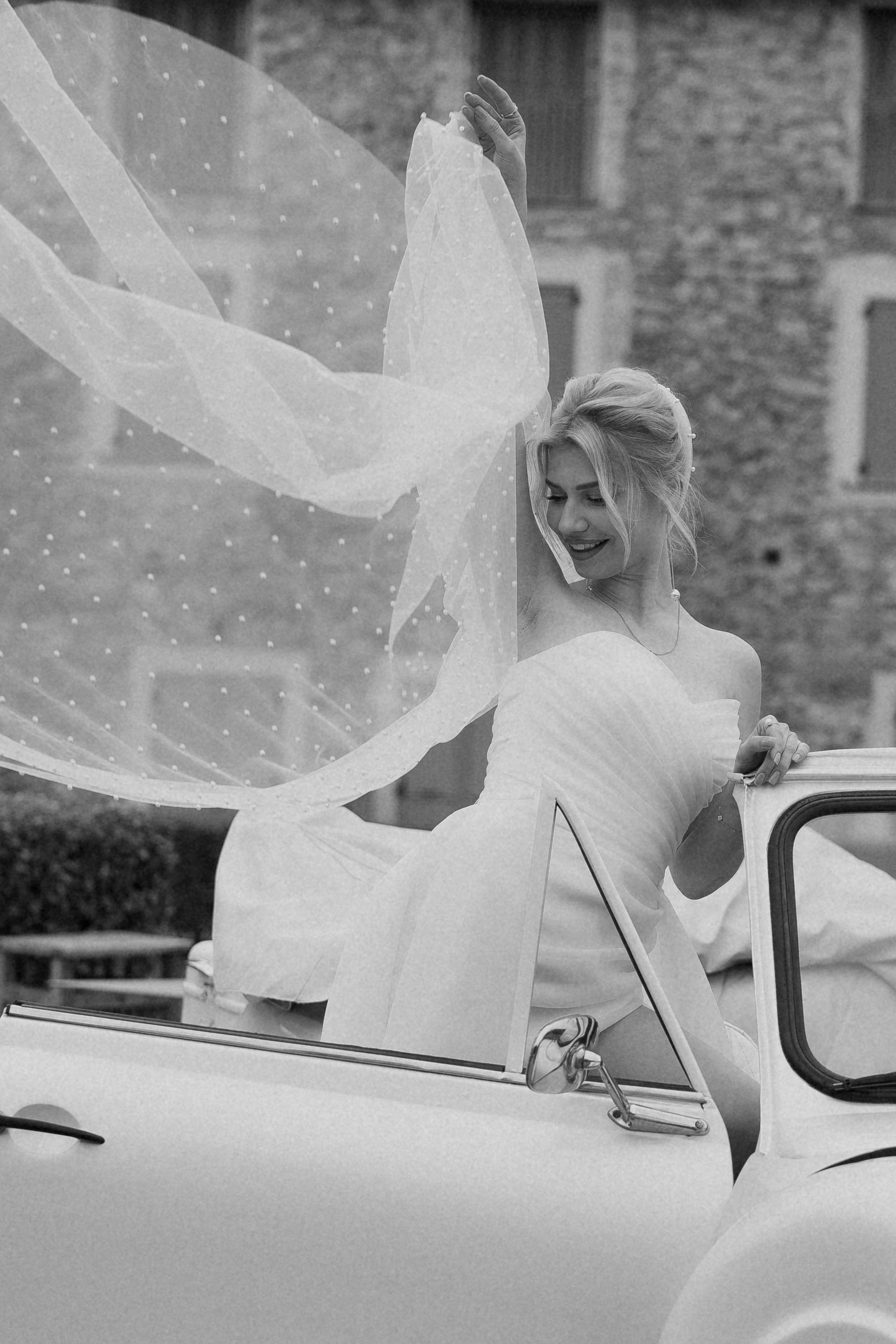 Voile de mariée soulevé par le vent en extérieur