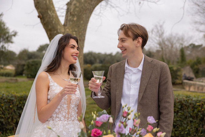Les mariés trinquent dans le jardin.