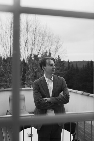 Portrait du marié en noir et blanc.