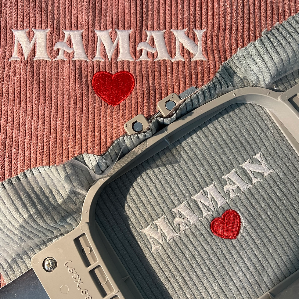Broderie "MAMAN" et cœur rouge, sur tissu côtelé, projet personnalisé broderie.