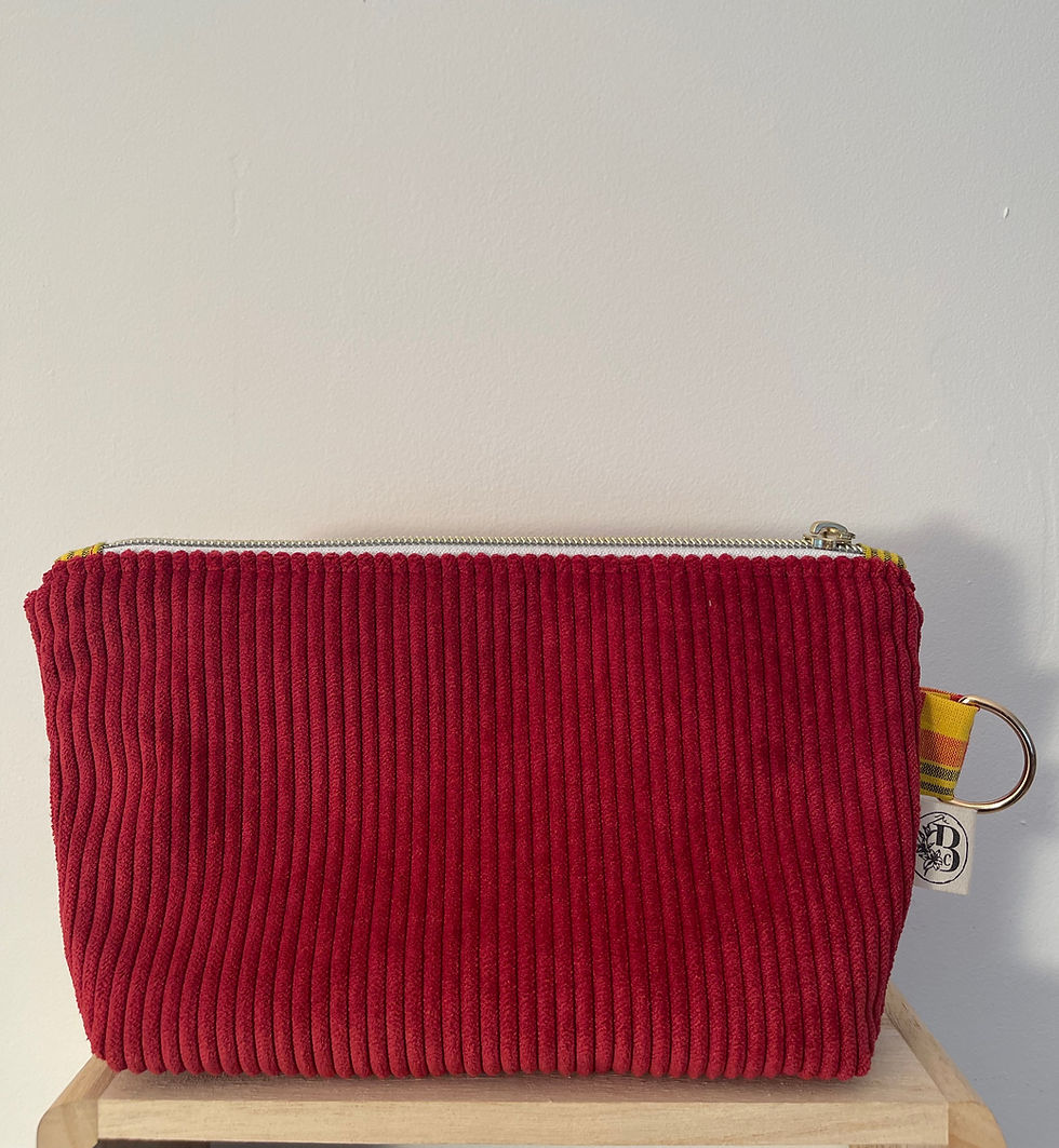 Sac pochette rouge en velours côtelé with zip et poignée couleur, accessoire artisanal fabriqué en France.