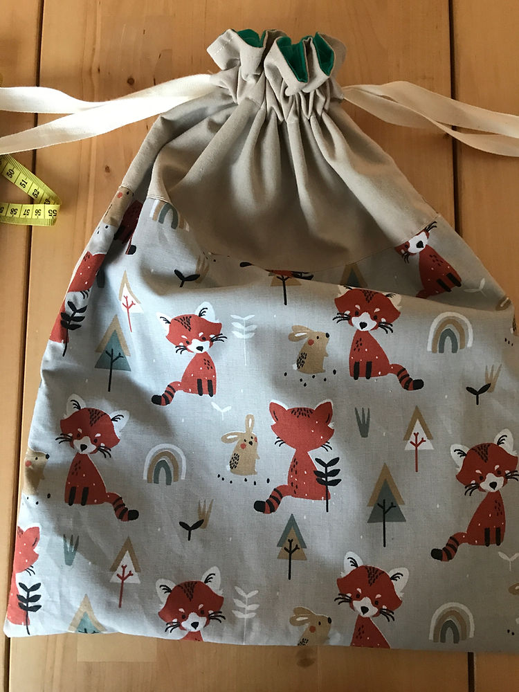 Pochon coton personnalisé gris décor forêt avec renards et lapins, nouette haute et cordon blanc, motif coloré.