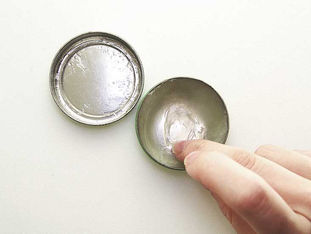 Winter Ready: सर्दियों में खूब यूज की जाती है पेट्रोलियम जेली, जानें कब पहुंचा सकती है ये नुकसान