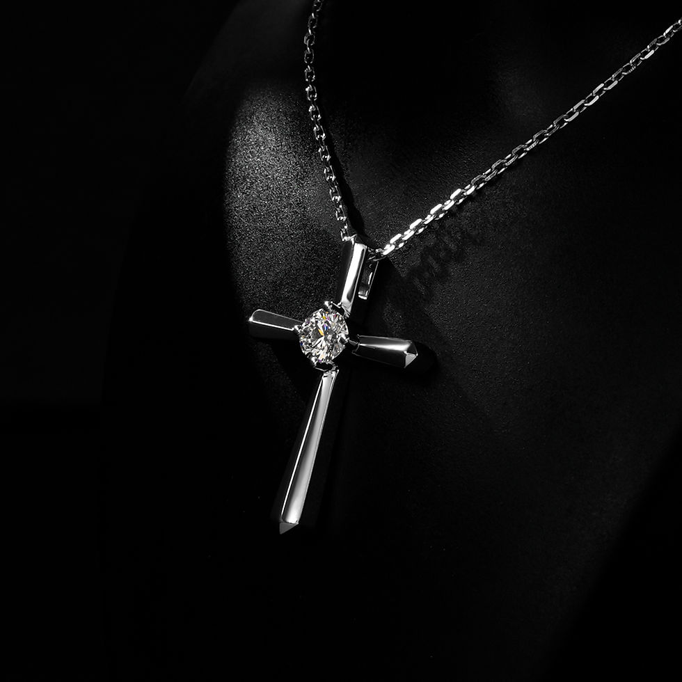 Miniaturbild: Vier-Krallen-Solitär-Diamant-Kreuz-Anhänger