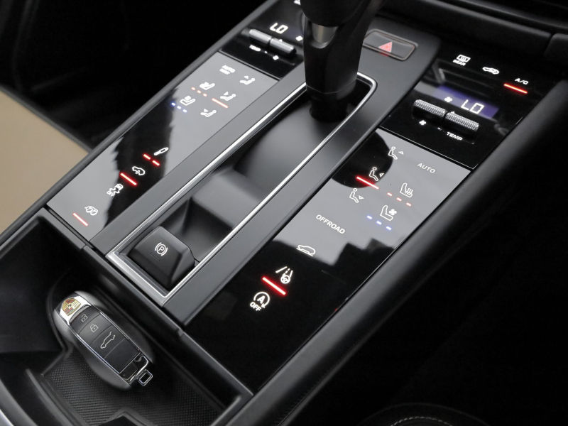 サムネイル： ポルシェ マカン GTS PDK スポーツクロノPKG