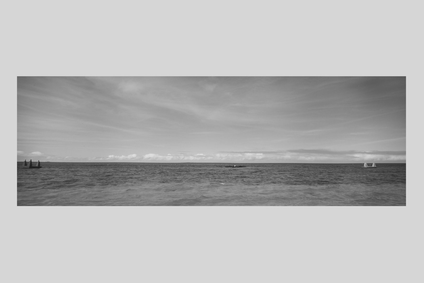 写真,海,ニューカレドニア,インテリアフォト,モノクロ,釣り人,釣舩,海辺,リゾート,南の島,南国,アート,ギャラリー,IGREBOW,写真販売,横長,額入り,額装,額縁,おしゃれ,プレゼント,手漉き和紙,和モダン,和室